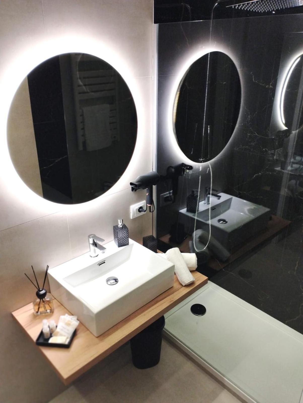 Agatha Modern Elegant Rooms ซานตากาตา ดี มิลลิเตลโล ภายนอก รูปภาพ